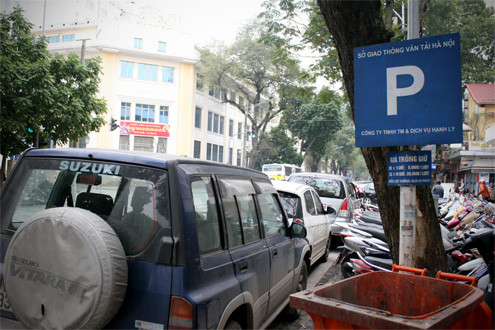 Chiều 17/2, đại diện Thanh tra Giao thông Hà Nội cho biết, đã nhận được văn bản của Sở Giao thông Vận tải về việc thu hồi giấy phép trông giữ xe của hai công ty này, nhưng việc thu hồi phải thực hiện qua các bước, và đơn vị nào sai phạm sẽ bị xử lý đúng theo quy định.. Lý do của việc thu hồi này là vì cả hai công ty tái phạm nhiều lần về trông giữ xe. Chiều 17/2, đại diện Thanh tra Giao thông Hà Nội cho biết, đã nhận được văn bản của Sở Giao thông Vận tải về việc thu hồi giấy phép trông giữ xe của hai công ty này, nhưng việc thu hồi phải thực hiện qua các bước, và đơn vị nào sai phạm sẽ bị xử lý đúng theo quy định.. Lý do của việc thu hồi này là vì cả hai công ty tái phạm nhiều lần về trông giữ xe.