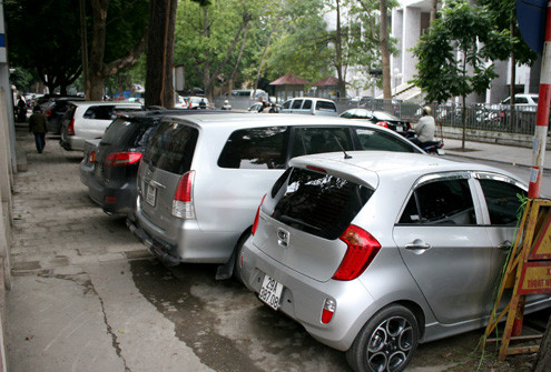 Xe vẫn đỗ tràn từ vỉa hè xuống lòng đường. Xe vẫn đỗ tràn từ vỉa hè xuống lòng đường.