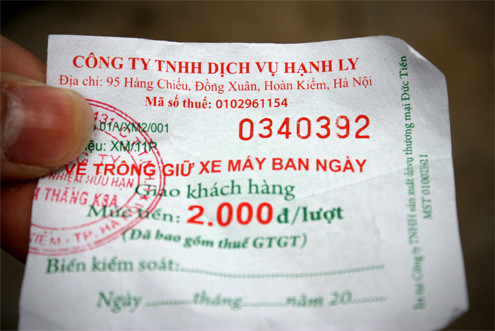 Hầu hết khách gửi ôtô đều không nhận được vé, còn người gửi xe máy phải trả mỗi lượt tới 5.000 đồng, trong khi giá vé niêm yết chỉ 2.000 đồng. Hầu hết khách gửi ôtô đều không nhận được vé, còn người gửi xe máy phải trả mỗi lượt tới 5.000 đồng, trong khi giá vé niêm yết chỉ 2.000 đồng.