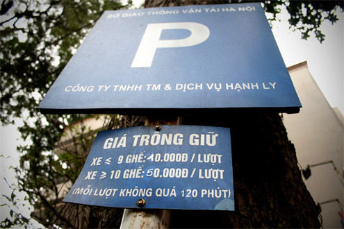 Quyết định thu hồi giấy phép đã có nhưng những tấm biển báo điểm đỗ do Sở Giao thông cấp vẫn cắm trên phố khiến nhiều người dân không biết rằng đang gửi xe tại điểm trông giữ trái phép. Quyết định thu hồi giấy phép đã có nhưng những tấm biển báo điểm đỗ do Sở Giao thông cấp vẫn cắm trên phố khiến nhiều người dân không biết rằng đang gửi xe tại điểm trông giữ trái phép.