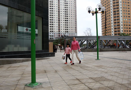 Trung Hòa – Nhân Chính, khu đô thị mới vào bậc nhất Hà Nội với những tòa nhà cao hai, ba chục tầng càng thấm thía thế nào là cuộc sống thủ đô hiện đại mà ... hại điện. Mất nước, cụ già hơn 70 tuổi phải xách xô, trẻ em năm tuổi cũng phải nghỉ học mang chậu xin nước. Thời bao cấp xa xưa lại thấp thoáng hiện về... (Cũng như các hộ khác, hai cô cháu ở khu 24T1 phải sang tòa 28T1 mới xây, ít người ở để xin nước) Trung Hòa – Nhân Chính, khu đô thị mới vào bậc nhất Hà Nội với những tòa nhà cao hai, ba chục tầng càng thấm thía thế nào là cuộc sống thủ đô hiện đại mà ... hại điện. Mất nước, cụ già hơn 70 tuổi phải xách xô, trẻ em năm tuổi cũng phải nghỉ học mang chậu xin nước. Thời bao cấp xa xưa lại thấp thoáng hiện về... (Cũng như các hộ khác, hai cô cháu ở khu 24T1 phải sang tòa 28T1 mới xây, ít người ở để xin nước)