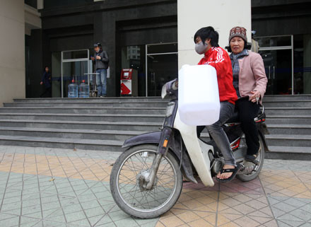 Còn nếu không thì phải thuê xe ôm đi xin nước Còn nếu không thì phải thuê xe ôm đi xin nước