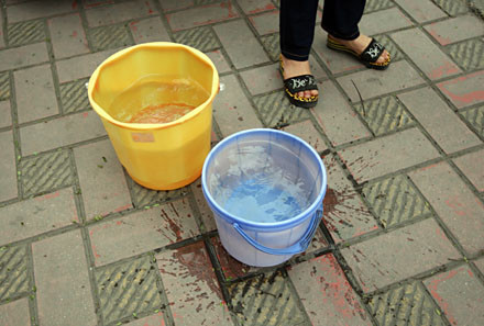 Một giọt nước giờ cũng quý bởi chỉ còn người già và em nhỏ ở nhà: phải đi gần cây số, lên xuống cầu thang mới mang được chút nước về nhà Một giọt nước giờ cũng quý bởi chỉ còn người già và em nhỏ ở nhà: phải đi gần cây số, lên xuống cầu thang mới mang được chút nước về nhà