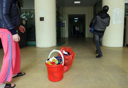 Một người dân ở chung cư 24T1 mang quần áo đi giặt nhờ người thân ở quận khác Một người dân ở chung cư 24T1 mang quần áo đi giặt nhờ người thân ở quận khác