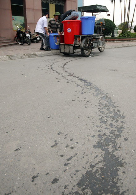 Xe chở hàng cũng được huy động để chở nước Xe chở hàng cũng được huy động để chở nước