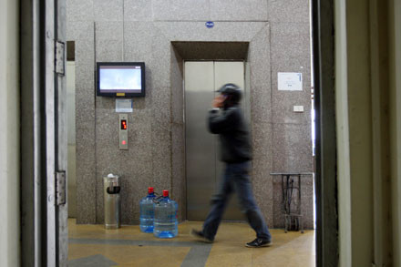 Hoặc nếu không thì mua nước uống đóng bình về dùng Hoặc nếu không thì mua nước uống đóng bình về dùng