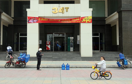 Chúc mừng năm mới dân cư nhà 34T bằng nước tinh khiết Chúc mừng năm mới dân cư nhà 34T bằng nước tinh khiết