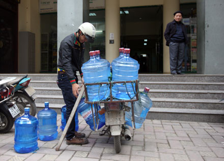 Người chở nước này cho biết, từ sáng đến giờ anh đã giao được cả trăm thùng, huy động cả nhà ba người cùng làm mà không biết giải quyết sao với cả trăm đơn hàng đang đợi Người chở nước này cho biết, từ sáng đến giờ anh đã giao được cả trăm thùng, huy động cả nhà ba người cùng làm mà không biết giải quyết sao với cả trăm đơn hàng đang đợi