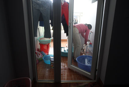 Nhà của Hoàng, dù còn nước nhưng cũng đã phải dồn nước ra chậu để dùng vào việc khác Nhà của Hoàng, dù còn nước nhưng cũng đã phải dồn nước ra chậu để dùng vào việc khác