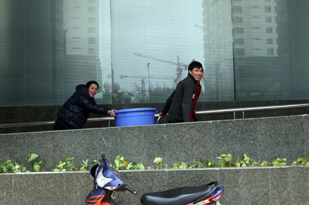 Dân công sở cũng phải rời bàn giấy... Dân công sở cũng phải rời bàn giấy...