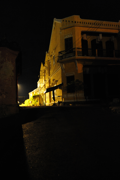 Con phố đã vắng bóng người. Con phố đã vắng bóng người.