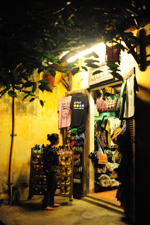 Dọn hàng cuối ngày. Dọn hàng cuối ngày.