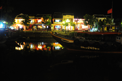 Đâu đó phố xá vẫn lung linh ánh đèn Đâu đó phố xá vẫn lung linh ánh đèn