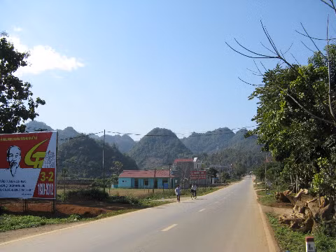 Buổi trưa nắng lên rực rỡ làm nổi bật cảnh núi non mây trời.