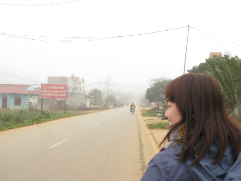 Hơn 9h sáng, phố vẫn mờ mờ hơi sương. Hơn 9h sáng, phố vẫn mờ mờ hơi sương.