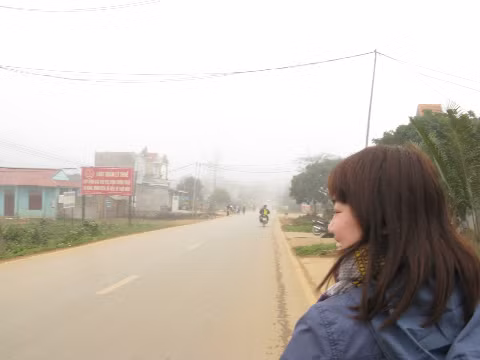 Hơn 9h sáng, phố vẫn mờ mờ hơi sương.