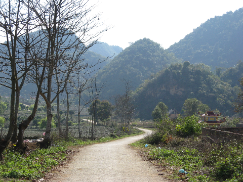 Đường vào bản yên bình. Đường vào bản yên bình.