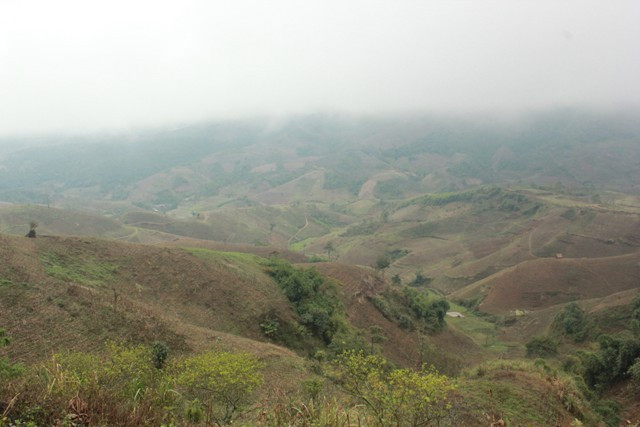 Từ trên đỉnh đèo nhìn xuống đồi núi Mộc Châu.