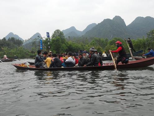 Bởi mặc dù BTC lễ hội chùa Hương đã niêm yết và ghi rõ vé đò năm nay là 35 nghìn đồng/người tuy nhiên những người chèo đò vẫn tìm đủ mọi cách để "moi" thêm tiền du khách dưới hình thức đòi tiền "bồi dưỡng" hoặc "mừng tuổi". Bởi mặc dù BTC lễ hội chùa Hương đã niêm yết và ghi rõ vé đò năm nay là 35 nghìn đồng/người tuy nhiên những người chèo đò vẫn tìm đủ mọi cách để "moi" thêm tiền du khách dưới hình thức đòi tiền "bồi dưỡng" hoặc "mừng tuổi".