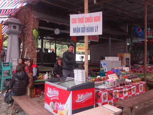 Dịch vụ cho thuê chiếu, nhà vệ sinh, trông giữ đồ đạc hành lý cũng nở rộ trong mùa lễ hội. Dịch vụ cho thuê chiếu, nhà vệ sinh, trông giữ đồ đạc hành lý cũng nở rộ trong mùa lễ hội.