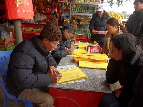 "Mâm cao cỗ đầy không tày lá sớ", dịch vụ viết sớ chữ Nho thường rất đông du khách đến thuê với giá cao ngất ngưởng. "Mâm cao cỗ đầy không tày lá sớ", dịch vụ viết sớ chữ Nho thường rất đông du khách đến thuê với giá cao ngất ngưởng.