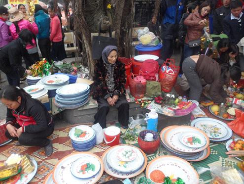 Cho thuê mâm đặt lễ tại đền Bà Chúa Kho (Bắc Ninh), chùa Hương (Hà Nội) cũng là một trong những dịch vụ kiếm được rất nhiều tiền bởi muốn thuê một mâm đặt lễ, khách phải trả từ 10-20 nghìn đồng/mâm và phải đặt cọc cho chủ số tiền từ 50-100 nghìn đồng. Cho thuê mâm đặt lễ tại đền Bà Chúa Kho (Bắc Ninh), chùa Hương (Hà Nội) cũng là một trong những dịch vụ kiếm được rất nhiều tiền bởi muốn thuê một mâm đặt lễ, khách phải trả từ 10-20 nghìn đồng/mâm và phải đặt cọc cho chủ số tiền từ 50-100 nghìn đồng.