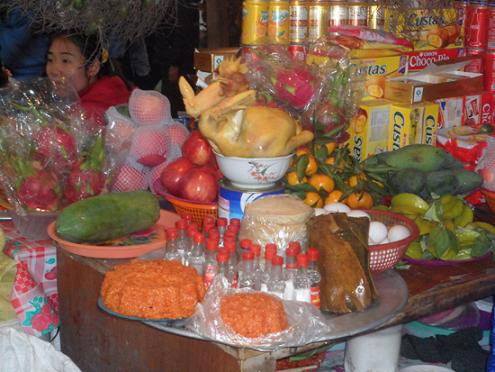 "Sắp lễ thuê" cũng là một dịch vụ "hốt bạc" bởi nhiều du khách ở xa nên rất ngại mang theo đồ lễ nên thường đến nơi mua hoặc thuê làm sẵn cho tiện. "Sắp lễ thuê" cũng là một dịch vụ "hốt bạc" bởi nhiều du khách ở xa nên rất ngại mang theo đồ lễ nên thường đến nơi mua hoặc thuê làm sẵn cho tiện.