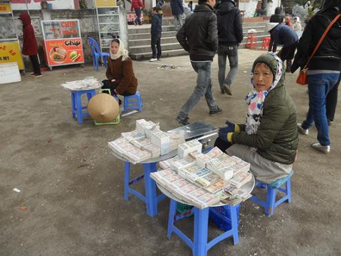 Những người làm dịch vụ đổi tiền lẻ tại các lễ hội cũng "trúng đậm" bởi nhu cầu tiền đi lễ, tiền giọt dầu của du khách rất lớn và thường phải đổi với mức chênh lệch 10/7 hoặc 10/6 (Tức đổi 100 nghìn được 70 hoặc 60 nghìn tiền lẻ). Những người làm dịch vụ đổi tiền lẻ tại các lễ hội cũng "trúng đậm" bởi nhu cầu tiền đi lễ, tiền giọt dầu của du khách rất lớn và thường phải đổi với mức chênh lệch 10/7 hoặc 10/6 (Tức đổi 100 nghìn được 70 hoặc 60 nghìn tiền lẻ).