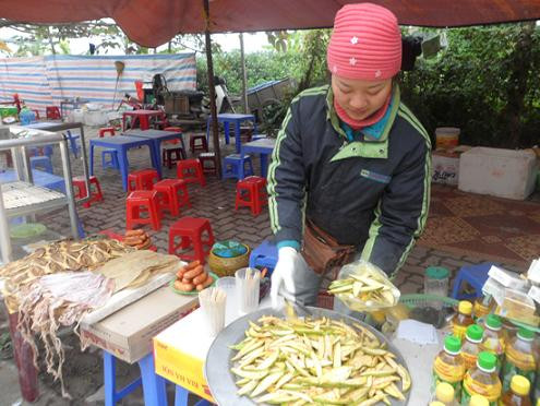 Bán hoa quả, đồ ăn cho du khách đi chơi hội cũng là một trong những dịch vụ "hái ra tiền" bởi 1 túi xoài hoặc ổi từ 5-7 miếng cắt nhỏ đã có giá thành từ 10-15 nghìn đồng/túi mà vẫn không đủ để bán cho khách Bán hoa quả, đồ ăn cho du khách đi chơi hội cũng là một trong những dịch vụ "hái ra tiền" bởi 1 túi xoài hoặc ổi từ 5-7 miếng cắt nhỏ đã có giá thành từ 10-15 nghìn đồng/túi mà vẫn không đủ để bán cho khách