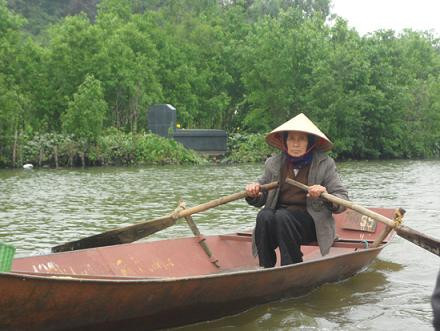 Tại lễ hội chùa Hương (Mỹ Đức, Hà Nội), suốt 3 tháng lễ hội, dịch vụ chèo đò đưa đón khách du xuân trẩy hội được xem là nghề "hốt bạc". Tại lễ hội chùa Hương (Mỹ Đức, Hà Nội), suốt 3 tháng lễ hội, dịch vụ chèo đò đưa đón khách du xuân trẩy hội được xem là nghề "hốt bạc".