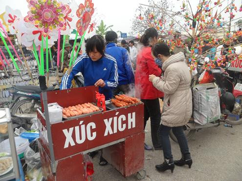Một chiếc xúc xích nếu mua ở ngoài thường chỉ có giá từ 5-7 nghìn nhưng tại những lễ hội lớn, mỗi chiếc xúc xích được "hét giá" từ 12-15 nghìn. Một chiếc xúc xích nếu mua ở ngoài thường chỉ có giá từ 5-7 nghìn nhưng tại những lễ hội lớn, mỗi chiếc xúc xích được "hét giá" từ 12-15 nghìn.