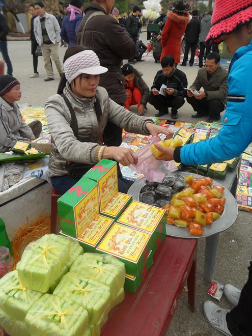 Các loại sản vật truyền thống cũng được bán cao hơn những ngày thường từ 3-5 lần. Các loại sản vật truyền thống cũng được bán cao hơn những ngày thường từ 3-5 lần.