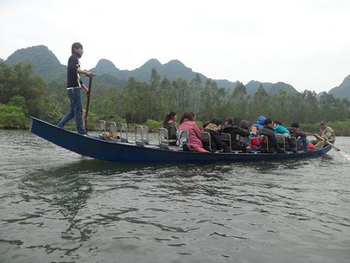 Sau những chuyến đưa đón khách nên một người chèo đò tại đây có thể kiếm tiền triệu mỗi ngày. Sau những chuyến đưa đón khách nên một người chèo đò tại đây có thể kiếm tiền triệu mỗi ngày.