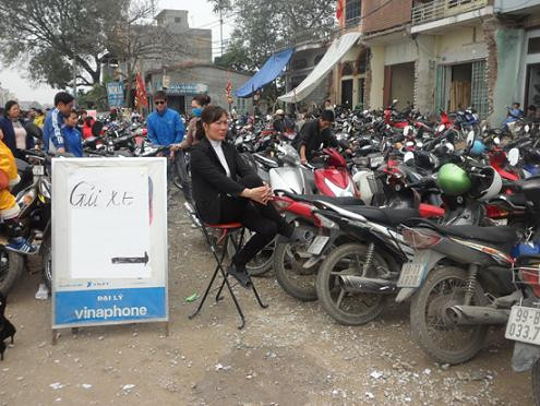 Dịch vụ trông giữ xe ô tô, xe máy cũng vào mùa hốt bạc, bởi theo quy định, giá gửi xe máy chỉ từ 2-5 nghìn đồng/xe, ô tô từ 25-30 nghìn đồng/xe Dịch vụ trông giữ xe ô tô, xe máy cũng vào mùa hốt bạc, bởi theo quy định, giá gửi xe máy chỉ từ 2-5 nghìn đồng/xe, ô tô từ 25-30 nghìn đồng/xe