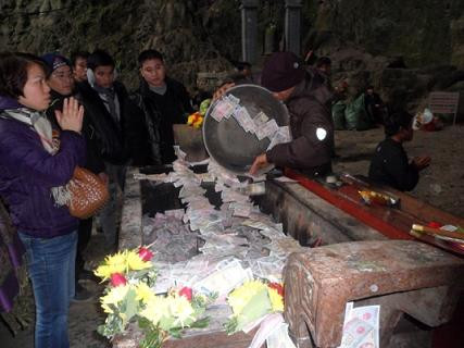 Trong động Hương Tích tại chùa Hương, mặc dù được đặt ngay cạnh đó nhưng tuyệt nhiên không có ai bỏ tiền vào hòm đựng tiền công đức mà tất cả du khách đều "tiện tay" vứt vào chiếc vạc đồng và chiếc vạc đương nhiên bị biến thành một chiếc vạc đựng tiền. Trong động Hương Tích tại chùa Hương, mặc dù được đặt ngay cạnh đó nhưng tuyệt nhiên không có ai bỏ tiền vào hòm đựng tiền công đức mà tất cả du khách đều "tiện tay" vứt vào chiếc vạc đồng và chiếc vạc đương nhiên bị biến thành một chiếc vạc đựng tiền.