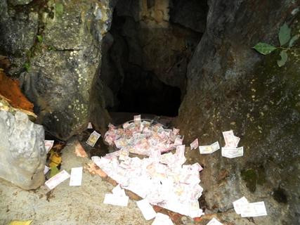 Hang Mắt Rồng tại chùa Hương cũng chung số phận khi cả đống tiền lẻ được ném, rải kín lối lên xuống Hang Mắt Rồng tại chùa Hương cũng chung số phận khi cả đống tiền lẻ được ném, rải kín lối lên xuống