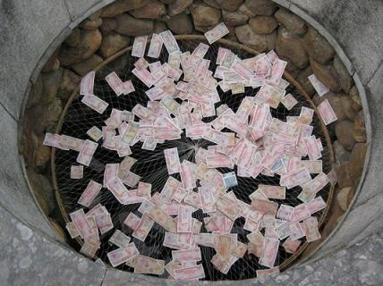 Giếng Mắt Rồng tại đền Kiếp Bạc (Hải Dương) phải được Ban quản lý khu di tích dùng lưới căng ra để...hứng tiền lẻ do khách ném xuống. Giếng Mắt Rồng tại đền Kiếp Bạc (Hải Dương) phải được Ban quản lý khu di tích dùng lưới căng ra để...hứng tiền lẻ do khách ném xuống.