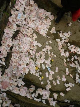 Nhìn những đồng tiền bị vứt la liệt, trắng xóa cả mặt đất như thế này liệu thánh thần nào sẽ chứng giám cho những đồng tiền như thế này? Và với hành động quăng tiền bừa bãi (thậm chí còn bị giẫm đạp lên)liệu thánh thần có động lòng mà ban phát, chấp nhận những lời cầu khấn, xin xỏ của người đời hay nó thể hiện cho sự lãng phí, lối hành xử trọc phú và...trần tục hóa thành thần? Nhìn những đồng tiền bị vứt la liệt, trắng xóa cả mặt đất như thế này liệu thánh thần nào sẽ chứng giám cho những đồng tiền như thế này? Và với hành động quăng tiền bừa bãi (thậm chí còn bị giẫm đạp lên)liệu thánh thần có động lòng mà ban phát, chấp nhận những lời cầu khấn, xin xỏ của người đời hay nó thể hiện cho sự lãng phí, lối hành xử trọc phú và...trần tục hóa thành thần?