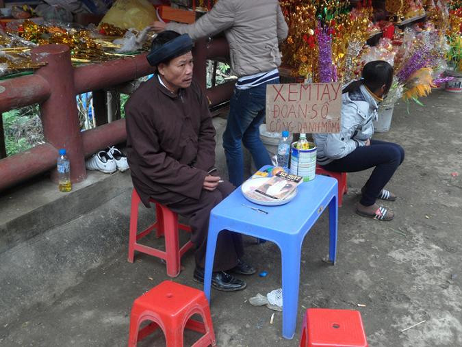 Các trò mê tín dị đoan như bói toán, xem chỉ tay, xem tướng số,...cũng "nở rộ" dịp lễ hội. Các trò mê tín dị đoan như bói toán, xem chỉ tay, xem tướng số,...cũng "nở rộ" dịp lễ hội.