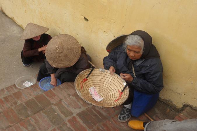 Lễ hội cũng là dịp "cái bang" tung hoành với đủ chiêu trò nhằm xin tiền khách du xuân, trẩy hội. Điều đặc biệt là dù đang đui, què, mẻ sứt là thế nhưng chỉ cần nhác thấy bóng dáng lực lượng chức năng hoặc an ninh là ngay lập tức những "cái bang" này đã lẩn mất không một dấu vết. Lễ hội cũng là dịp "cái bang" tung hoành với đủ chiêu trò nhằm xin tiền khách du xuân, trẩy hội. Điều đặc biệt là dù đang đui, què, mẻ sứt là thế nhưng chỉ cần nhác thấy bóng dáng lực lượng chức năng hoặc an ninh là ngay lập tức những "cái bang" này đã lẩn mất không một dấu vết.