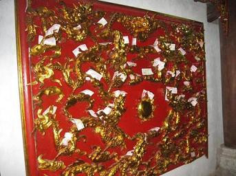 Bức phù điêu trong đền thờ Nguyễn Trãi trong khu di tích Côn Sơn - Kiếp Bạc cũng xuất hiện la liệt những đồng tiền lẻ được nhét lên. Bức phù điêu trong đền thờ Nguyễn Trãi trong khu di tích Côn Sơn - Kiếp Bạc cũng xuất hiện la liệt những đồng tiền lẻ được nhét lên.