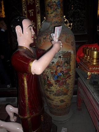 Với niềm tin và lối suy nghĩ mê muội, mù quáng của mình, nhiều người ta có thể đặt, ném những đồng tiền lẻ xuống từ ban thờ, tay tượng cho đến những khe, kẽ hang động mà họ cho là linh thiêng, có thần thánh ngự trị, cai quản. Với niềm tin và lối suy nghĩ mê muội, mù quáng của mình, nhiều người ta có thể đặt, ném những đồng tiền lẻ xuống từ ban thờ, tay tượng cho đến những khe, kẽ hang động mà họ cho là linh thiêng, có thần thánh ngự trị, cai quản.