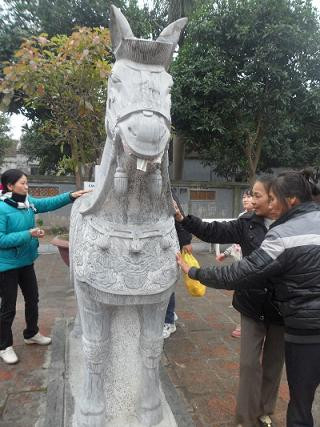 Ngay cả chú ngựa đá nằm trong Văn Chỉ thuộc khu di tích Đền Đô (Bắc Ninh) có lẽ dù muốn hay không cũng buộc phải "ngậm miệng ăn tiền" theo đúng nghĩa đen bởi sau khi chà sát tiền lẻ vào thân ngựa xong, những đồng tiền đó đều được du khách nhét vào miệng ngựa với mong ước may mắn sẽ đến với mình (?!). Ngay cả chú ngựa đá nằm trong Văn Chỉ thuộc khu di tích Đền Đô (Bắc Ninh) có lẽ dù muốn hay không cũng buộc phải "ngậm miệng ăn tiền" theo đúng nghĩa đen bởi sau khi chà sát tiền lẻ vào thân ngựa xong, những đồng tiền đó đều được du khách nhét vào miệng ngựa với mong ước may mắn sẽ đến với mình (?!).