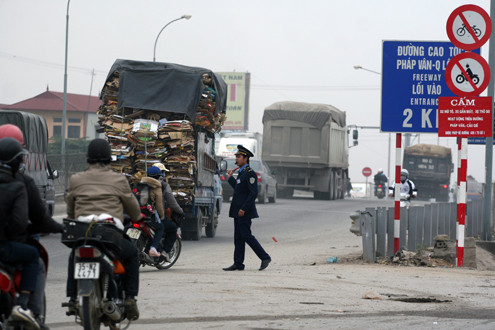 Tuy nhiên, nhiều xe máy vẫn đi vào đường cấm. Một thanh tra giao thông cho hay, những ngày đầu lực lượng này mới hướng dẫn cho người dân không đi vào cao tốc chứ chưa xử phạt.