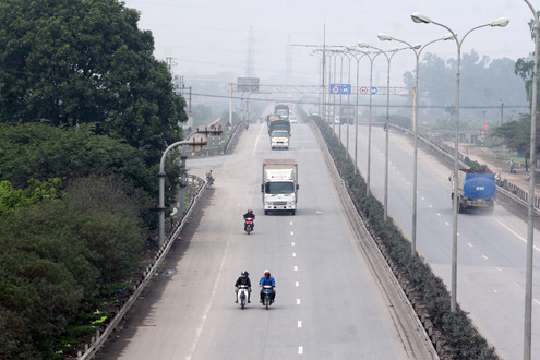 Trong suốt buổi sáng, vẫn có nhiều xe máy đi trên tuyến cao tốc.