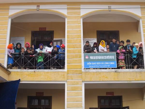 Khán giả tận dụng cả những nhà 2 tầng để được xem trận chọi dê