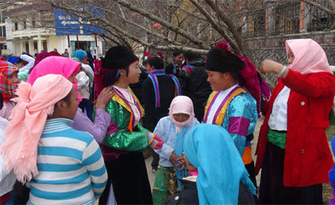 Xúm xít giúp bạn quấn lại chiếc khăn trên đầu để thêm phần duyên dáng. (ảnh: Trần Thế Dũng)