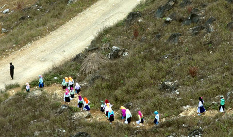 Từ sáng sớm từng nhóm trai gái người Mông ở xã Khâu Vai đã vượt đèo đổ về thị trấn Mèo Vạc để dự hội. (ảnh: Trần Thế Dũng)