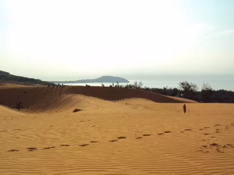 Hòn Rơm nhìn từ đồi Hồng, Mũi Né.