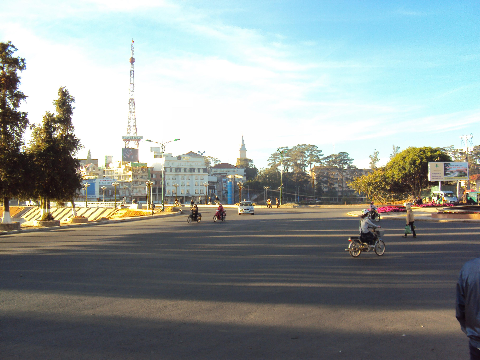 Vòng xoay cạnh Hồ Xuân Hương, Đà Lạt. Vòng xoay cạnh Hồ Xuân Hương, Đà Lạt.